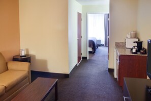 Suite, Bebas Asap Rokok (1 King Bedroom) | Meja kerja, setrika/meja setrika, dan tempat tidur bayi gratis