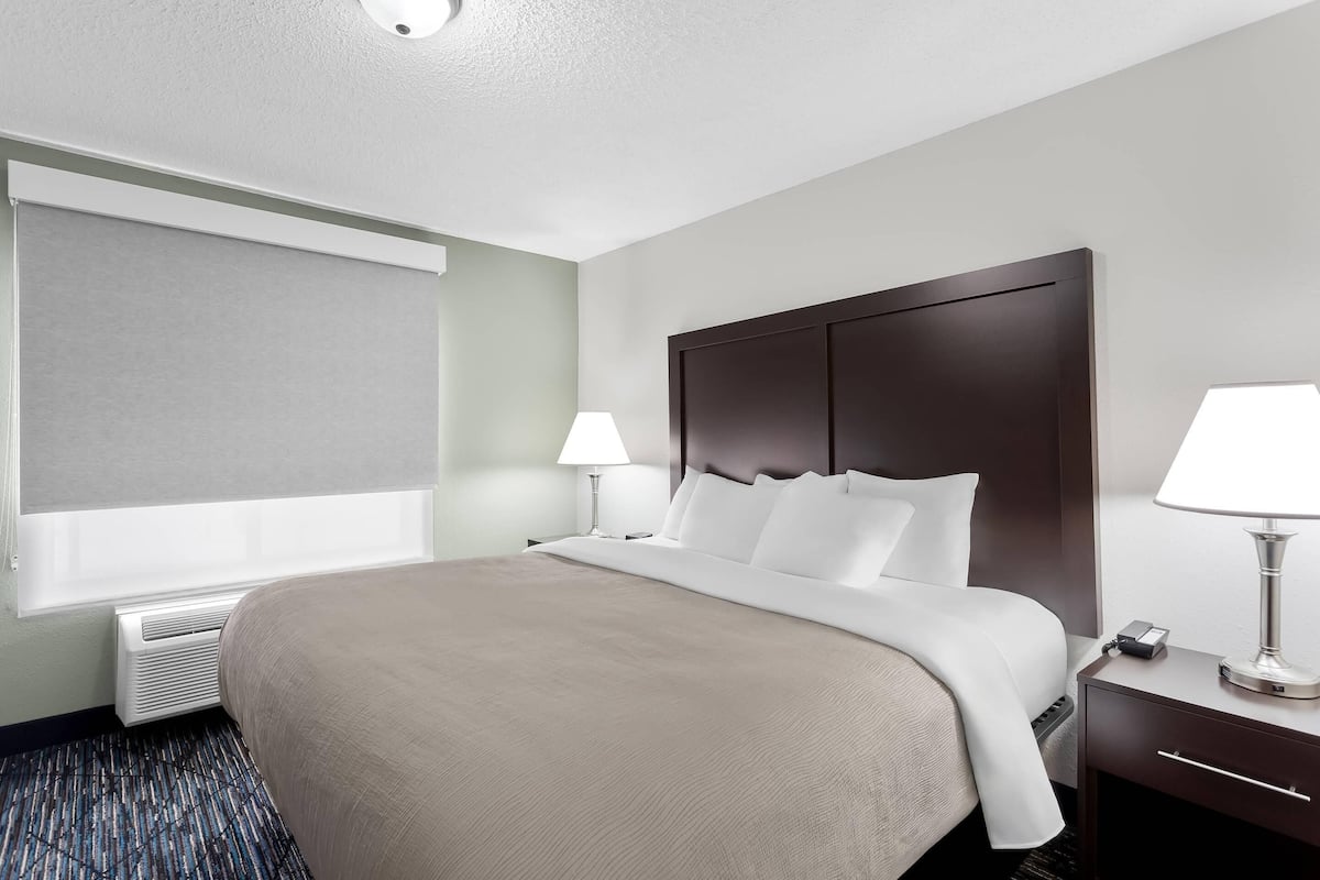 Escritorio, tabla de planchar con plancha y cunas gratuitas