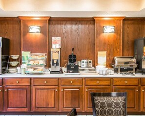 Free daily continental breakfast - Quality Inn & Suites Niles (Niles)