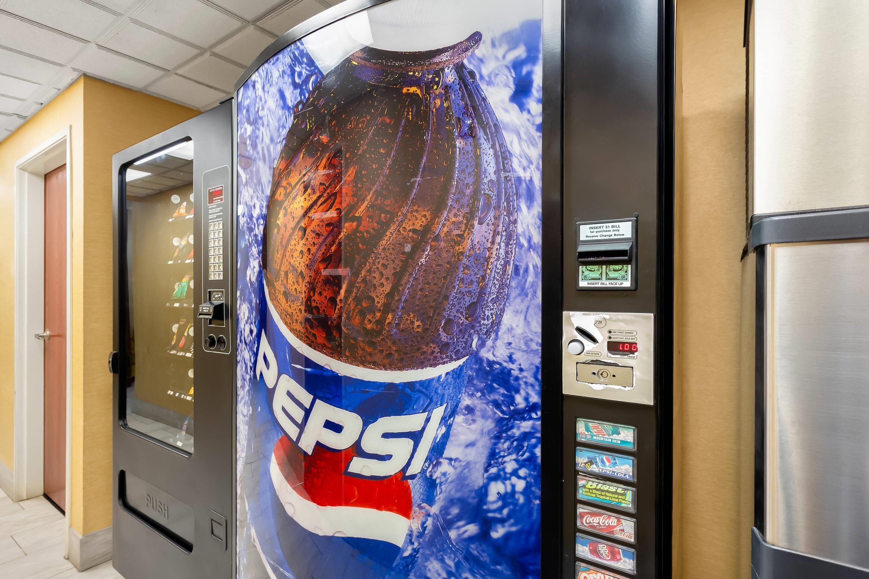 Máquina expendedora con el logotipo de Pepsi y una pantalla digital.