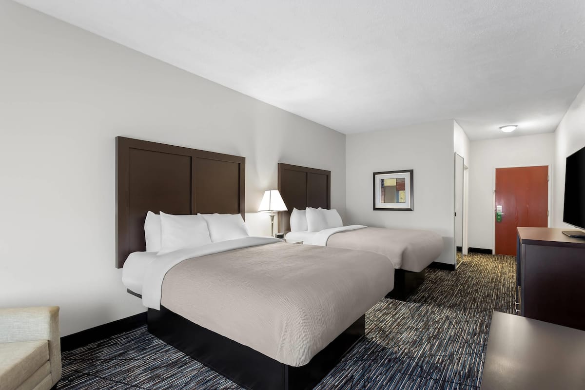 Habitación estándar, 2 camas Queen size, para no fumadores | Escritorio, tabla de planchar con plancha y cunas gratuitas