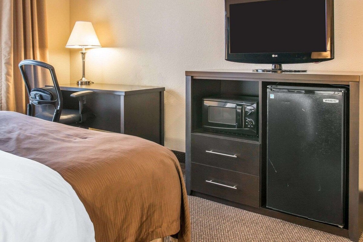 Suite, Non Smoking, Jetted Tub (1 King Bedroom) | Desk, iron/ironing board, free cots/infant beds, rollaway beds
