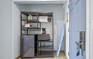 Habitación individual económica | Escritorio, cortinas opacas, tabla de planchar con plancha y wifi gratis