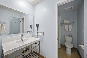 Bañera con ducha, secador de pelo, toallas, jabón