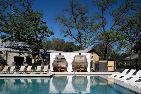 Una piscina al aire libre, camas de piscina con cargo