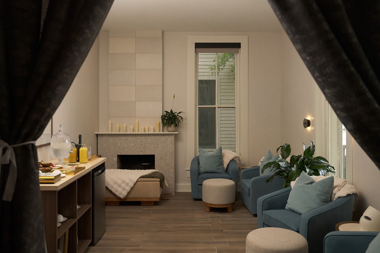 Una sala de estar acogedora con chimenea, zona de estar y vistas por una ventana.