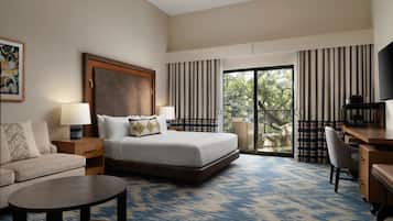 高档床上用品、客房内保险箱、办公桌、笔记本电脑工作区