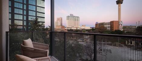 เครื่องนอนระดับพรีเมียม, ตู้นิรภัยในห้องพัก, โต๊ะทำงาน