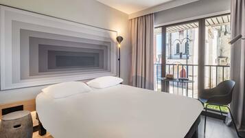 Quarto casal standard, 1 cama de casal | Escrivaninha, quartos à prova de som, ferros/tábuas de passar roupa