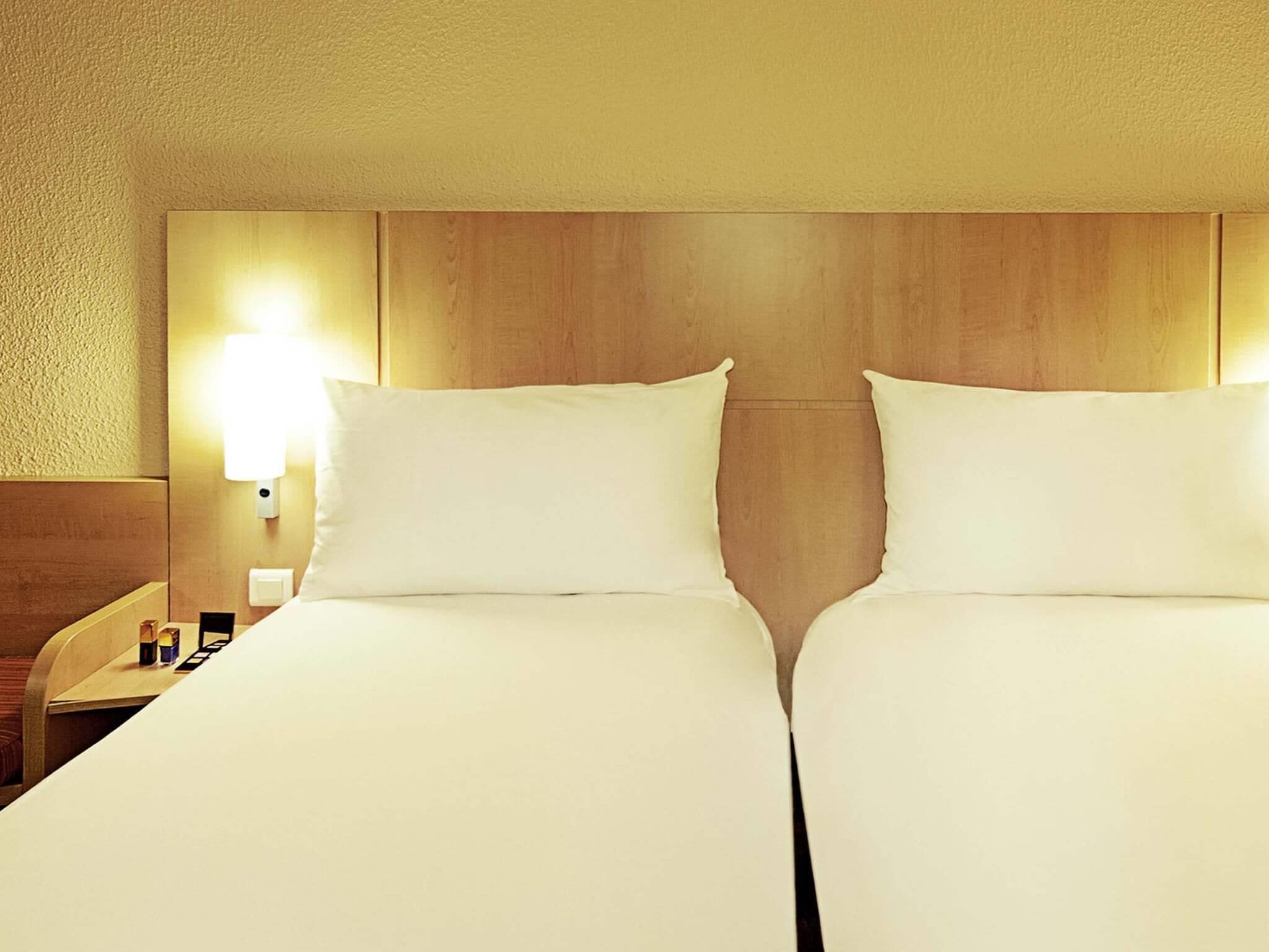 Habitación estándar, 2 camas individuales | Escritorio, insonorización, tabla de planchar con plancha y wifi gratis 