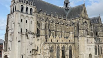 Uma catedral histórica com uma torre imponente e amplas janelas em arco.