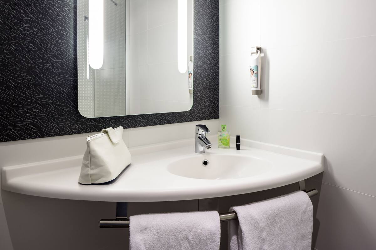 combined shower/bathtub, eco-friendly toiletries, hair dryer, towels