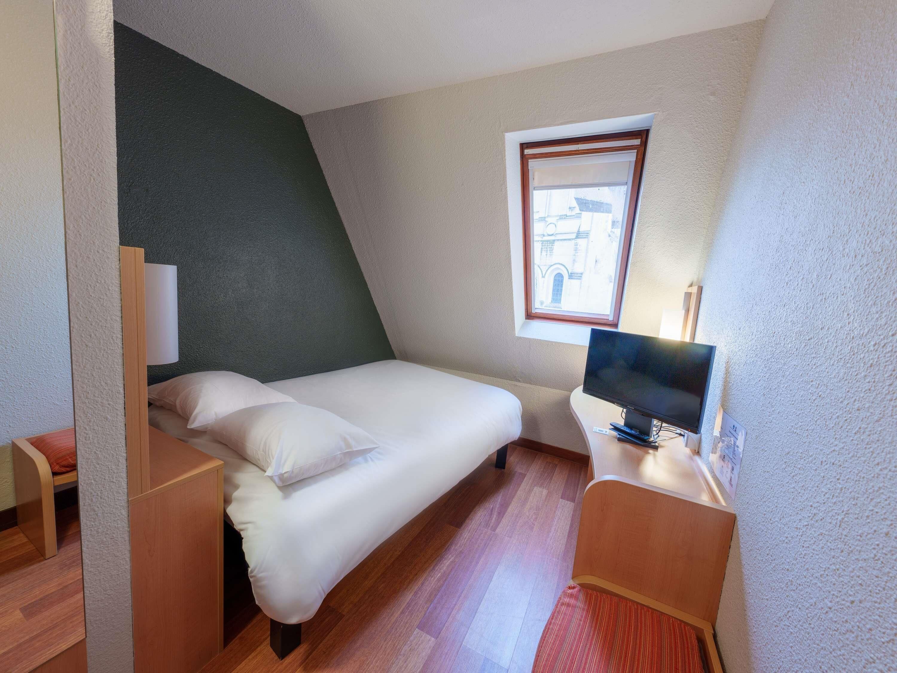 Habitación estándar, 1 cama individual | Escritorio, insonorización, tabla de planchar con plancha y wifi gratis 