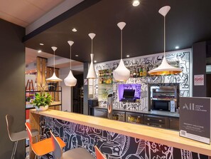 Bar (on property) - ibis Saint Quentin Basilique (Saint-Quentin)