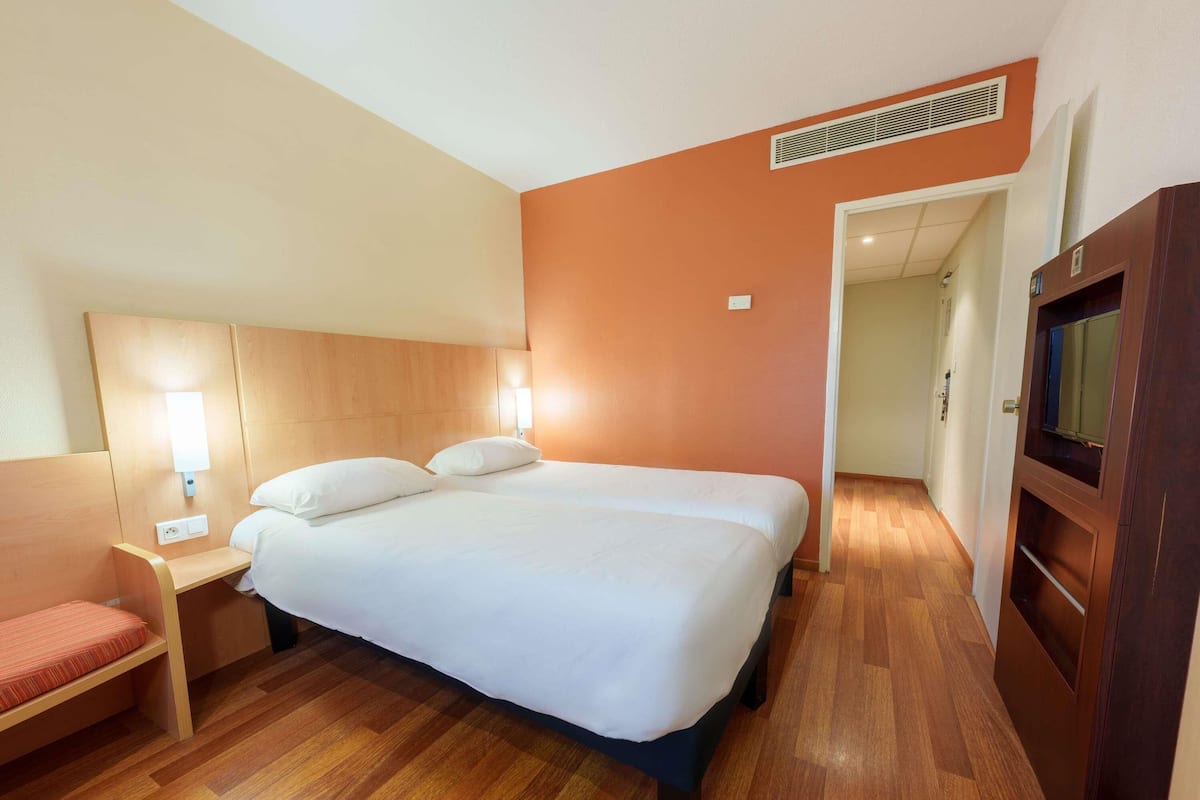 Standard Room, 2 Twin Beds | Desk, soundproofing, iron/ironing board, free WiFi