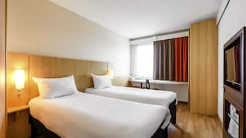 Standardzimmer, 2Â Einzelbetten | Schreibtisch, schallisolierte Zimmer, BĂŒgeleisen/BĂŒgelbrett