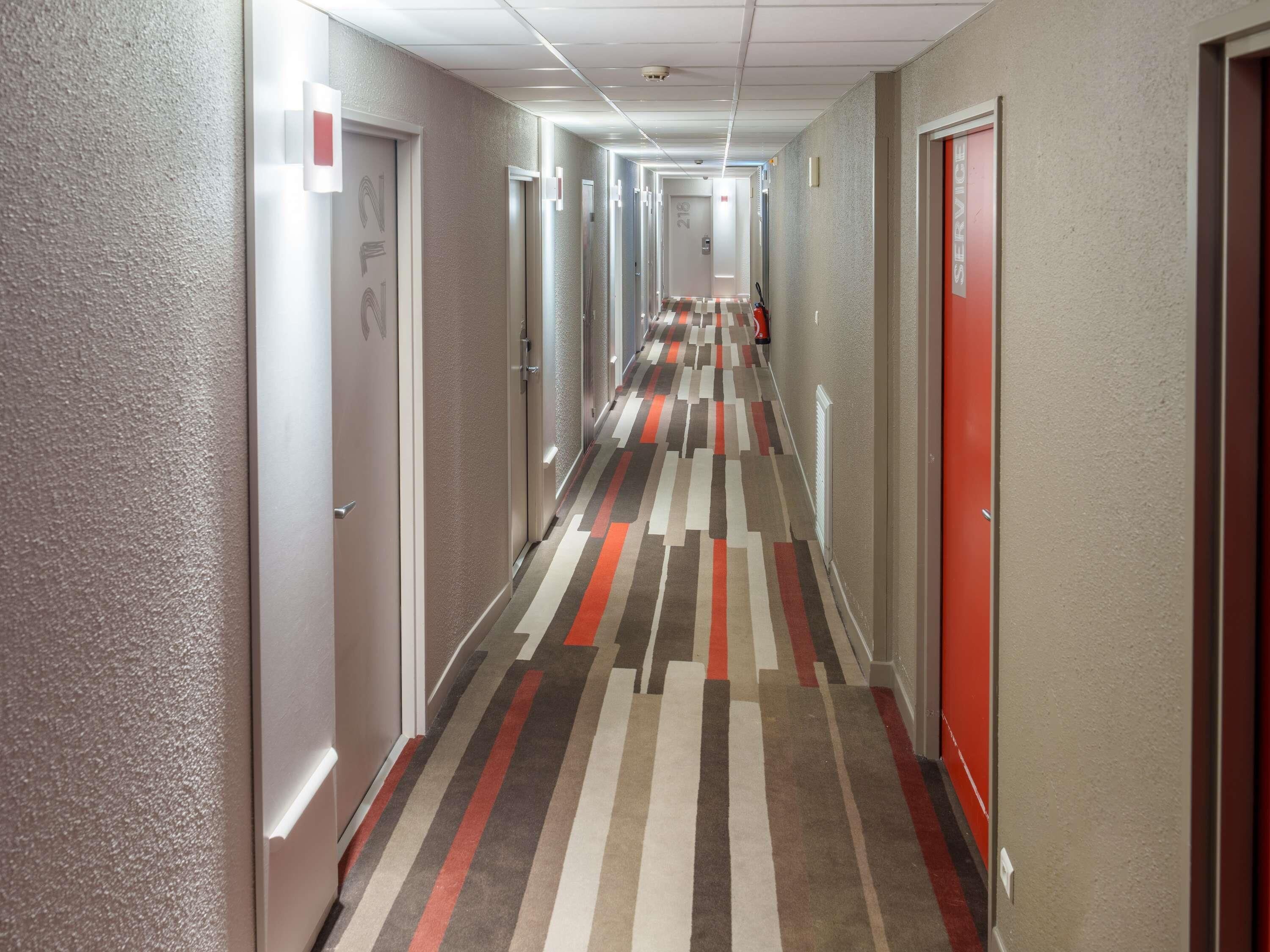 Escritorio, sistema de insonorización y tabla de planchar con plancha 