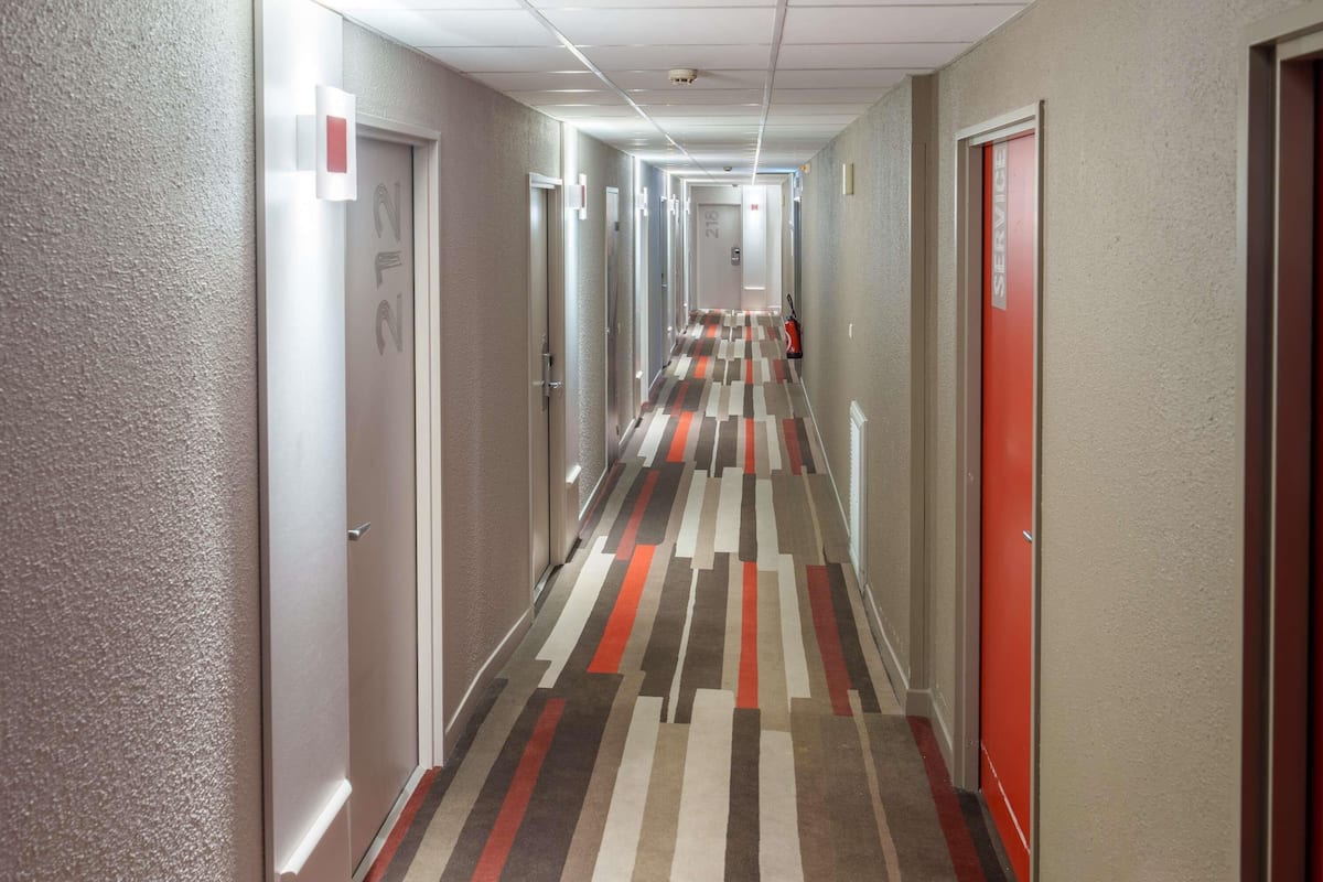 Bureau, chambres insonorisées, fer et planche à repasser, Wi-Fi gratuit