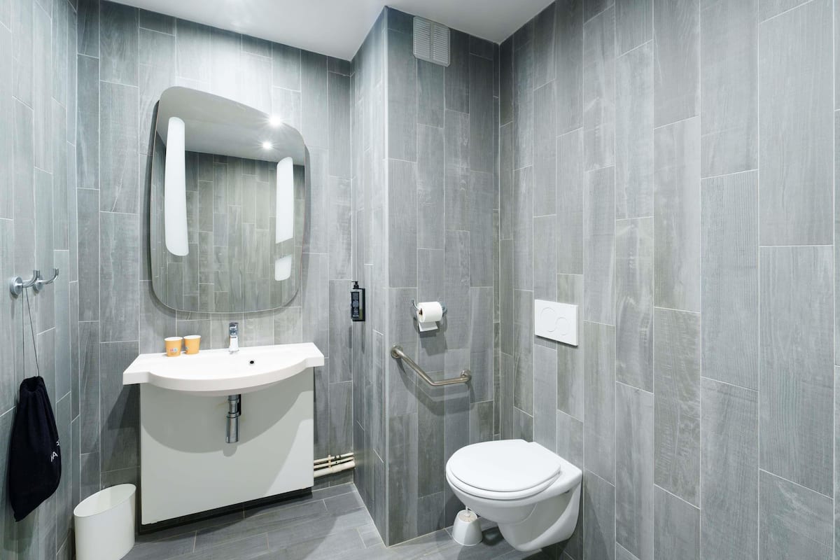 standard room, 2 single beds | desk, soundproofing, iron/ironing board, free wifi