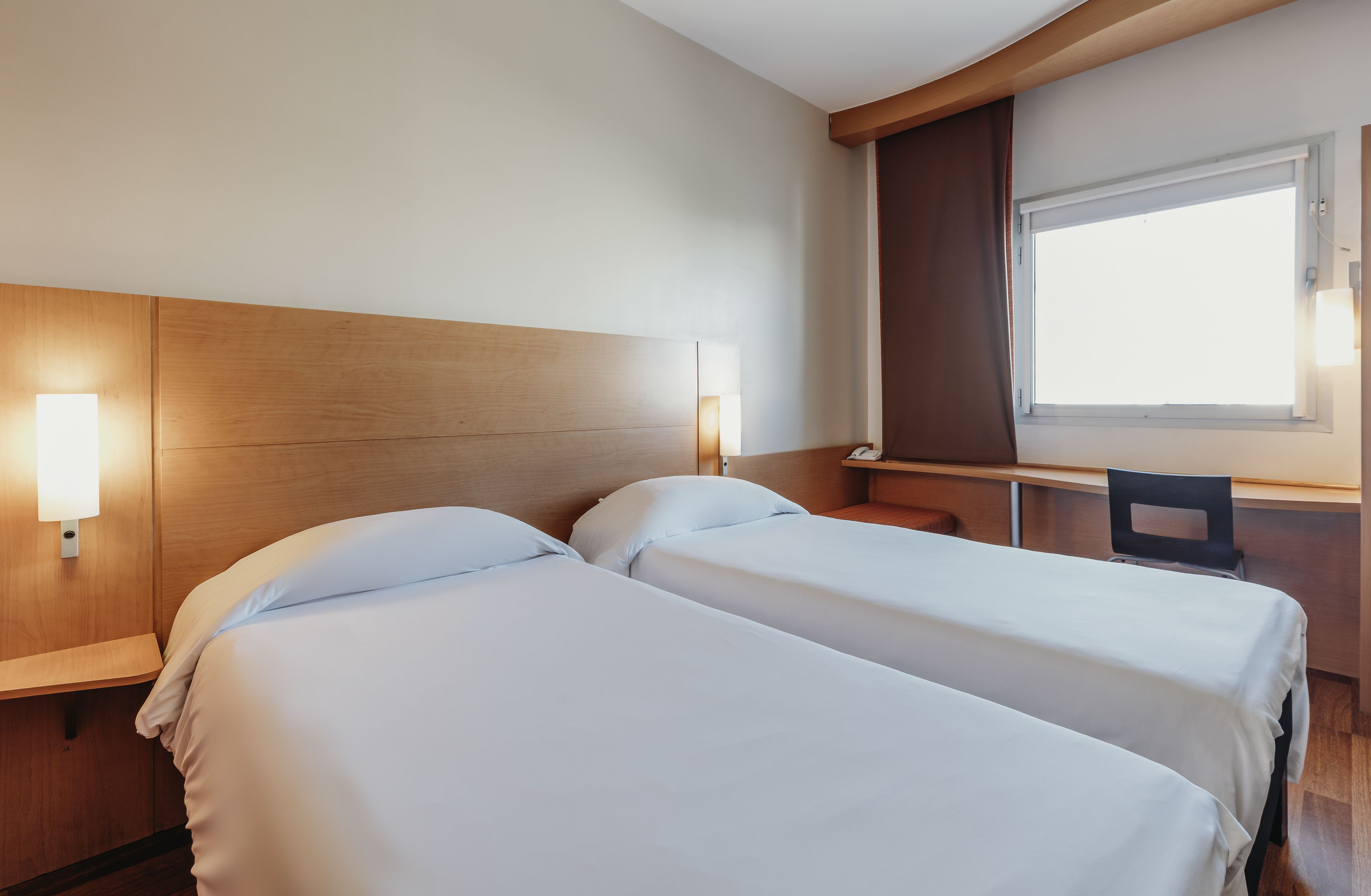 standard room, 2 single beds | desk, soundproofing, iron/ironing board, free wifi