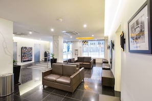 Coin salon dans le hall