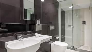 Amenidades de baño gratuitas, secadora de cabello, toallas