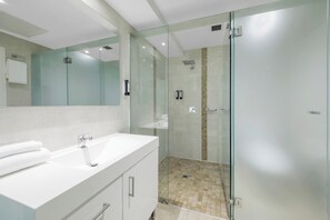 Free toiletries, hair dryer, towels - Great Southern Hotel Melbourne (Melbourne)