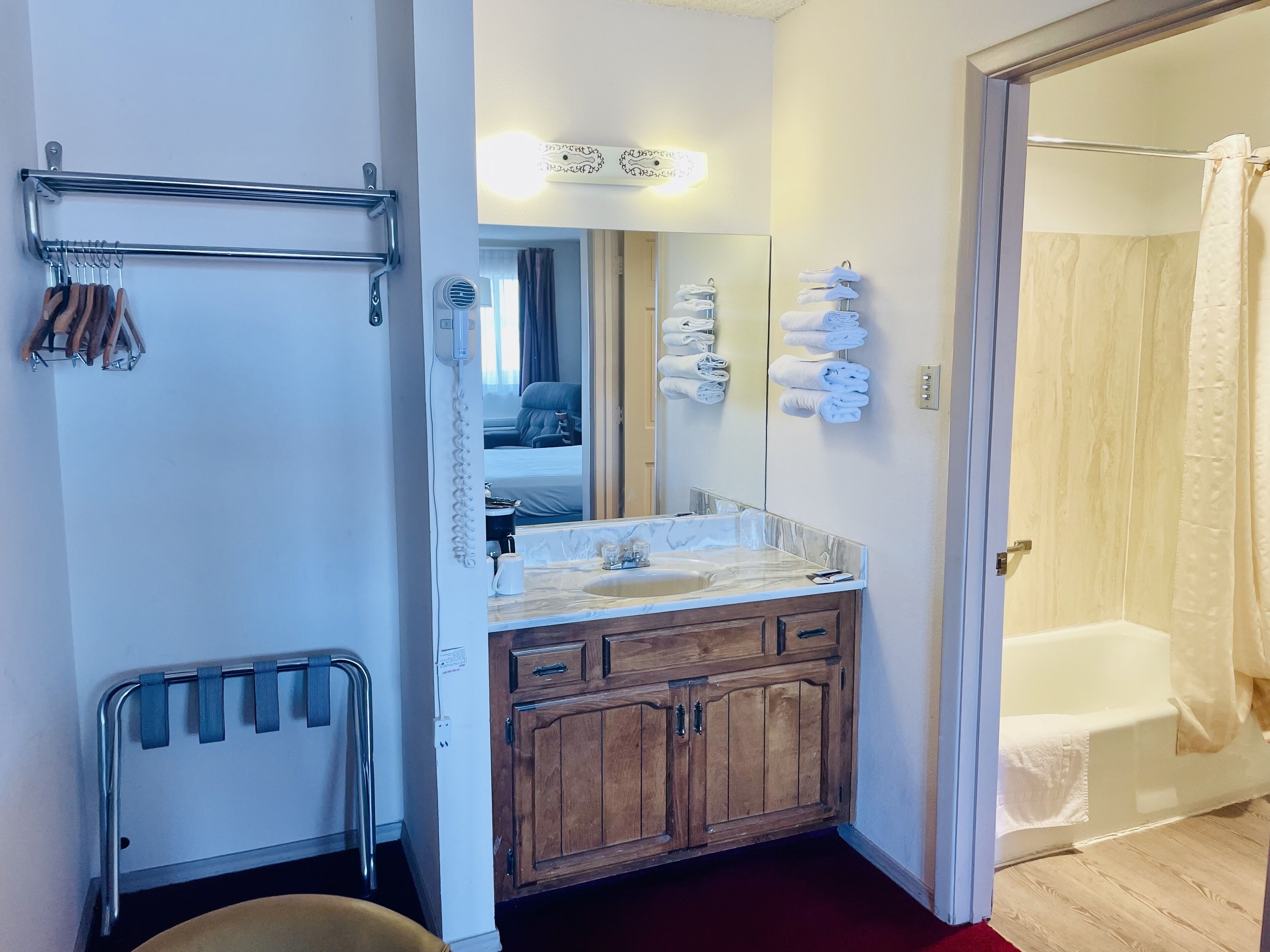 Articles de toilette gratuits, sèche-cheveux, serviettes fournies