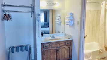 Articles de toilette gratuits, sĂšche-cheveux, serviettes fournies
