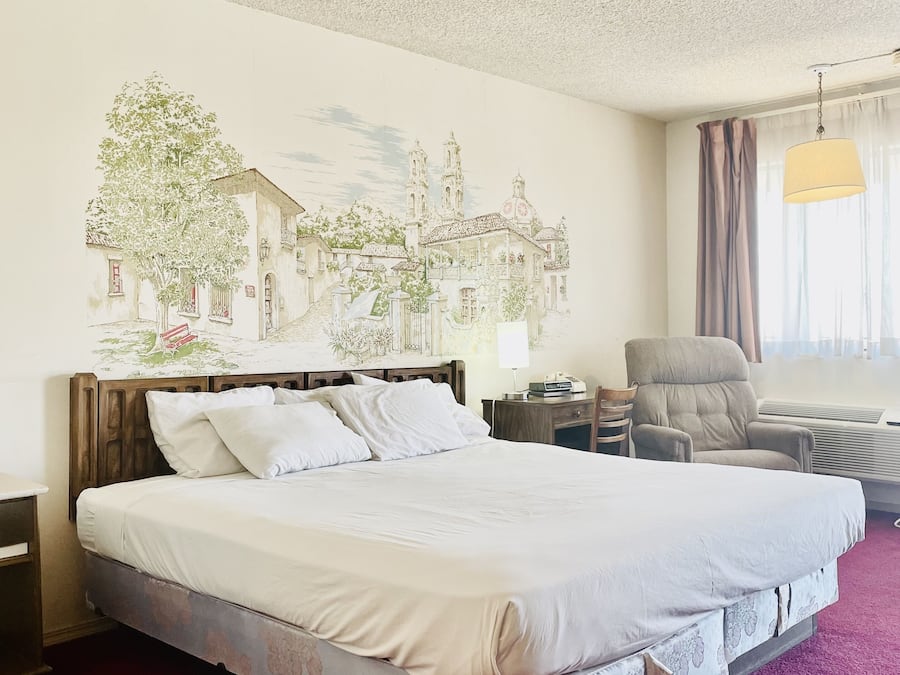 Schreibtisch, Bügeleisen/Bügelbrett, Bettwäsche, Wecker