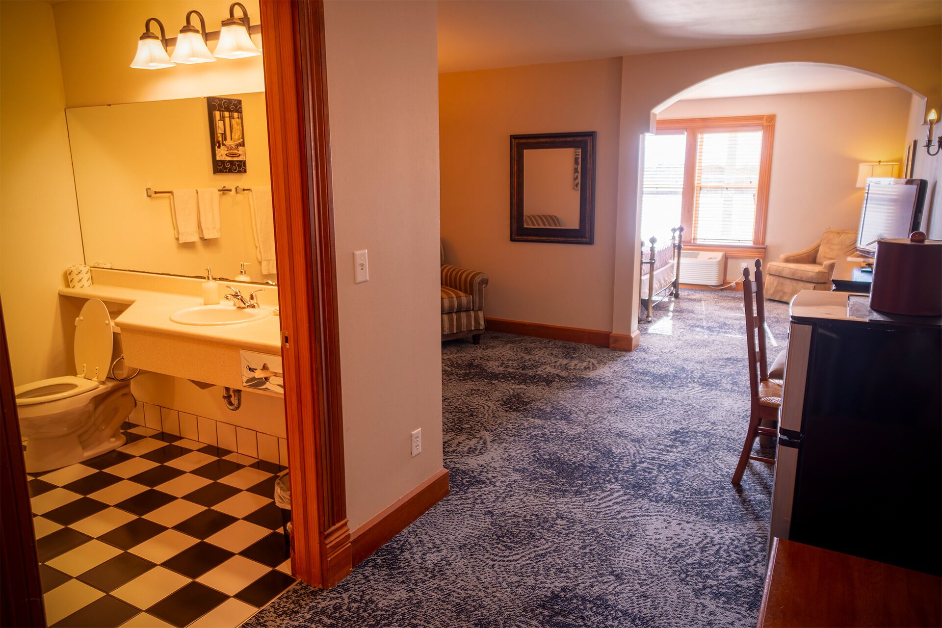 deluxe queen room | 1 bedroom, laptop workspace, iron/ironing board, free wifi