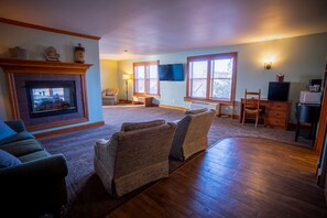 Master King Suite with Fireplace | Laptop workspace, iron/ironing board, free WiFi, bed sheets