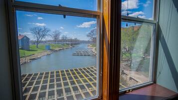 Espacio para trabajar con laptop y tabla de planchar con plancha