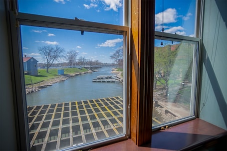 Laptop workspace, iron/ironing board, free WiFi, bed sheets