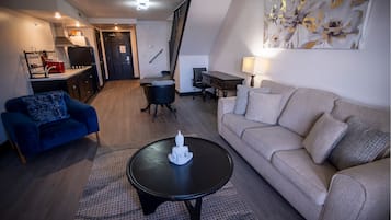 Un salon moderne avec un canapé, une table basse et un coin repas.