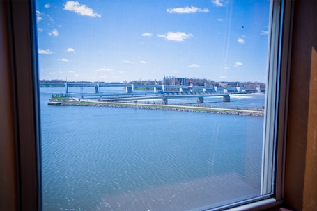 Espacio para trabajar con laptop y tabla de planchar con plancha