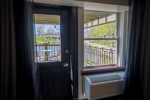 Signature kamer, 1 kingsize bed, terras, uitzicht op rivier | Een laptopwerkplek, een strijkplank/strijkijzer, gratis wifi, beddengoed
