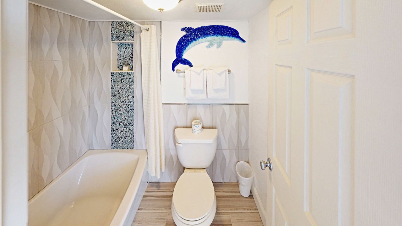 410 - gulf view 2 queens executive | bathroom | free toiletries, hair dryer, towels