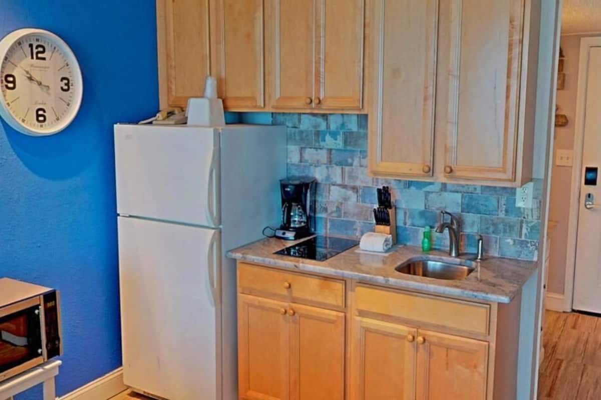 608 - gulf view 2 doubles executive | private kitchen | full-sized fridge, microwave, stovetop, coffee/tea maker