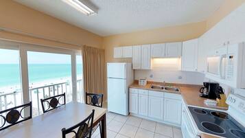 Penthouse (Gulf View/615) | Cocina privada | Refrigerador con congelador, microondas y parrilla de estufa