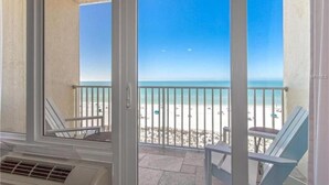 Un balcón con vista a la playa y al océano.