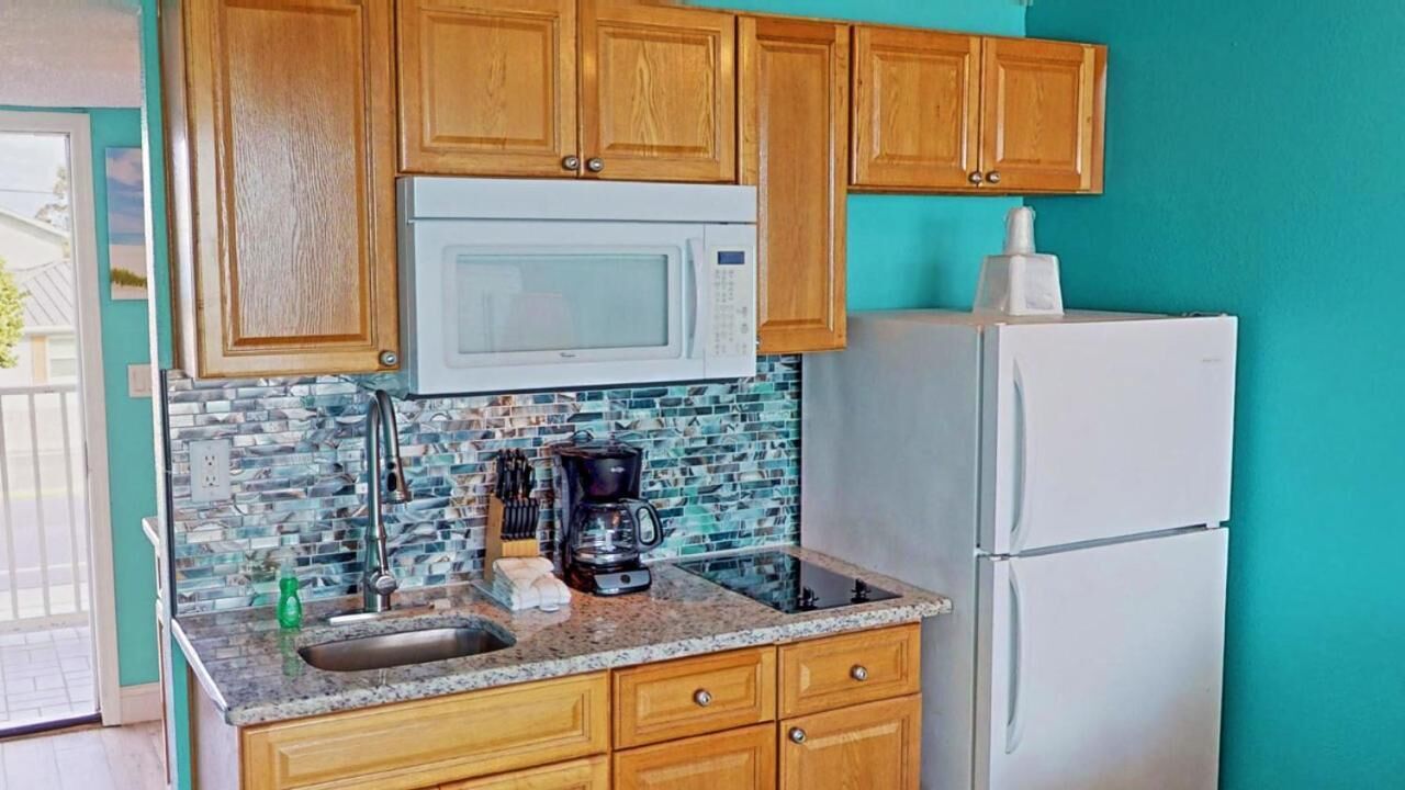 211 - gulf view king executive | private kitchen | full-sized fridge, microwave, stovetop, coffee/tea maker