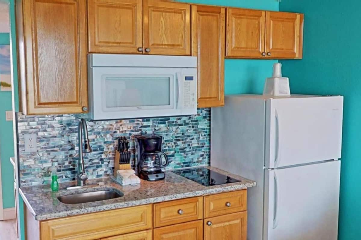 211 - gulf view king executive | private kitchen | full-sized fridge, microwave, stovetop, coffee/tea maker