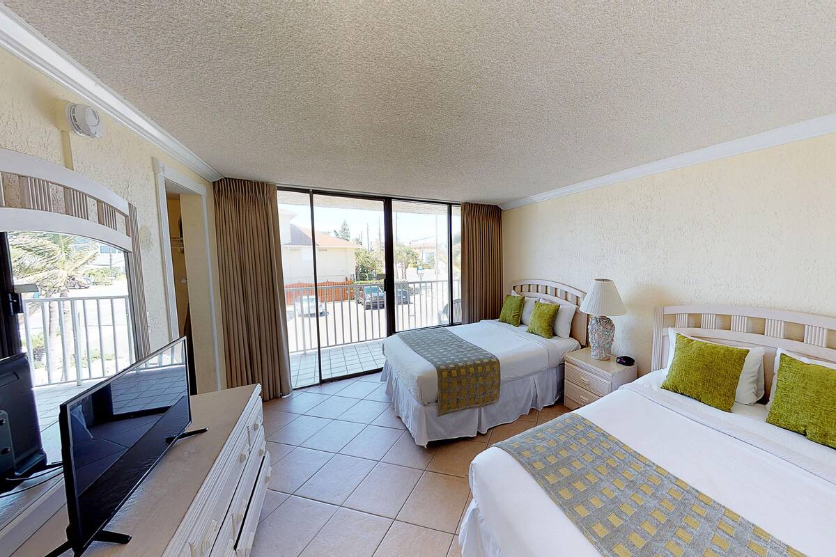 202 Basic Suite 2 Queen Bay & Ocean View | Premium bedding, in-room safe, blackout drapes, iron/ironing board