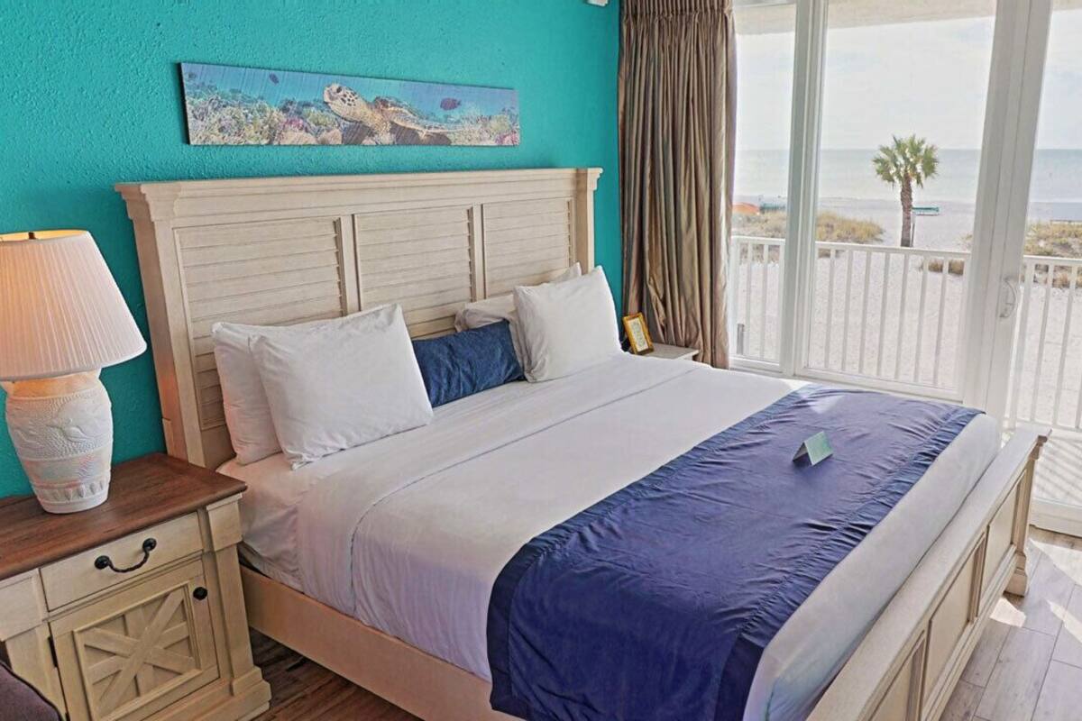 211 - Gulf View King Executive | Premium bedding, in-room safe, blackout drapes, iron/ironing board