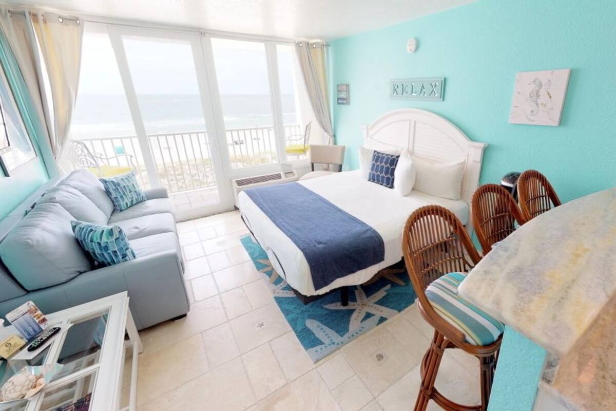 Executive Room, 1 King Bed, Ocean View (403) | Premium bedding, in-room safe, blackout drapes, iron/ironing board