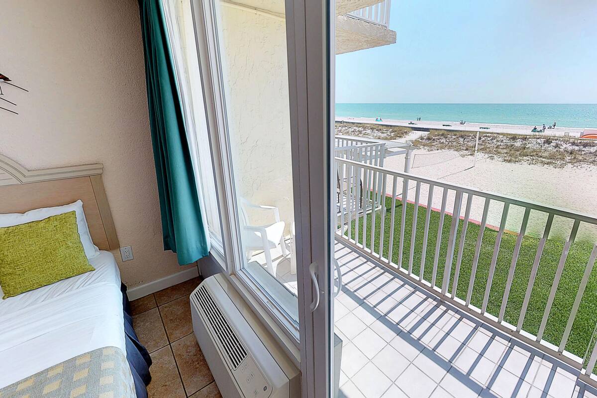 214 - Gulf View 2 Doubles Basic | Premium bedding, in-room safe, blackout drapes, iron/ironing board