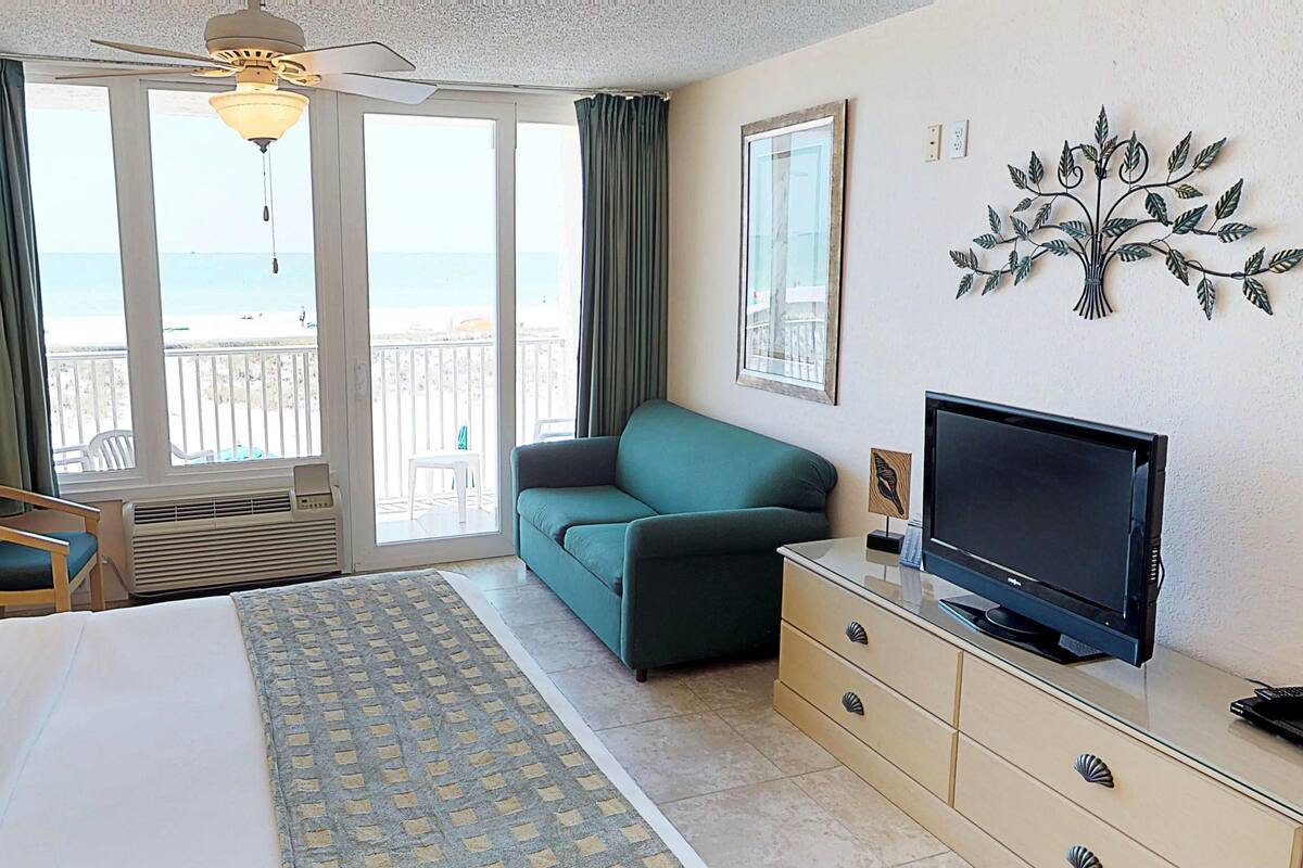 219 - Gulf View King Standard | Premium bedding, in-room safe, blackout drapes, iron/ironing board