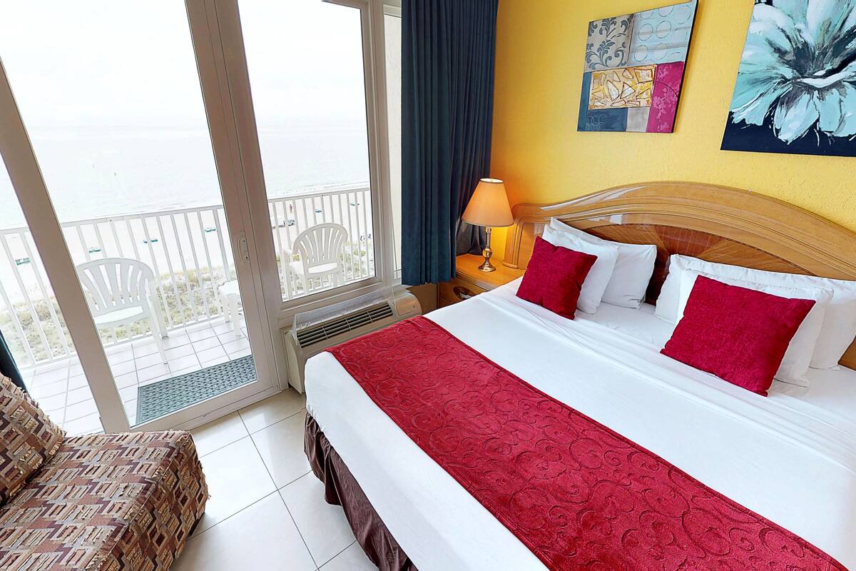 606 - Gulf View King Standard | Premium bedding, in-room safe, blackout drapes, iron/ironing board
