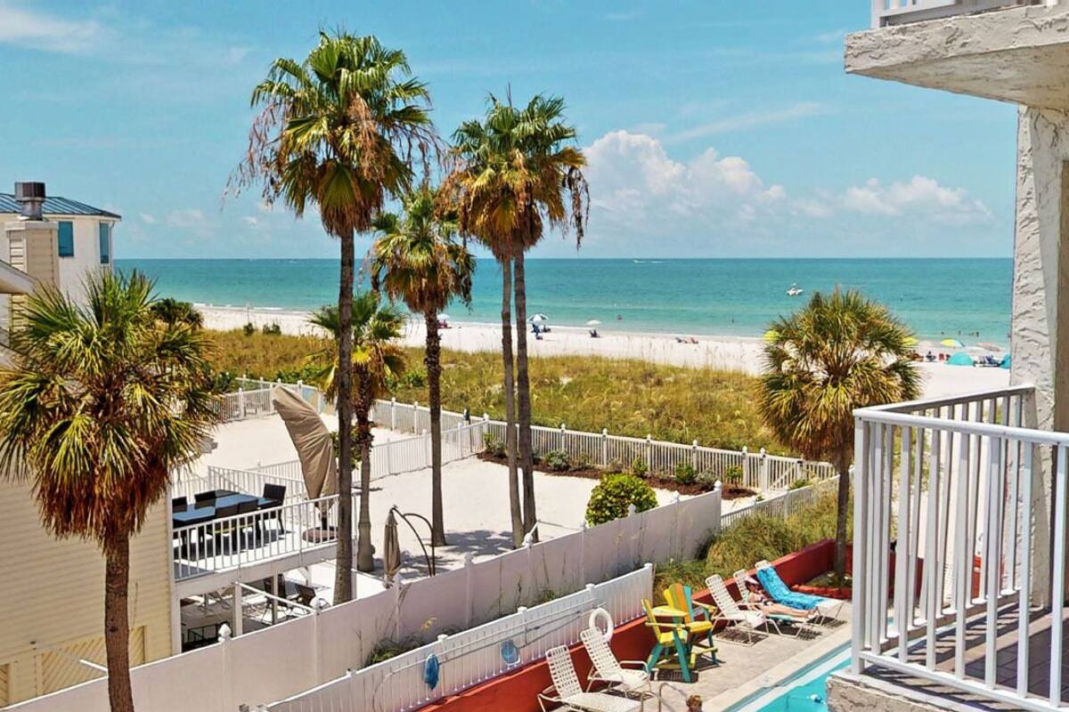 320- Executive Double Bay Side Suite | Balcony view